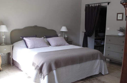 Loriol-du-Comtat House | Bed & Breakfast in a Provencal farmhouse, heated pool, quiet and rest