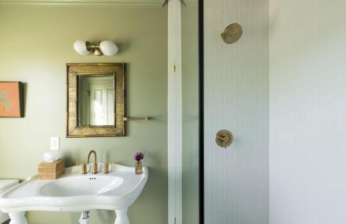 Harleston Village Bed & Breakfast | Bed&Breakfast Veranda King Suite - Walk to King