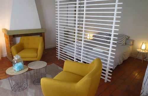 Chartres Apartment | Bed in Chartres