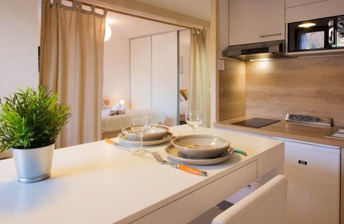 Annecy-le-Vieux Apartment | Bed & Nuts parking, vue splendide et plage à