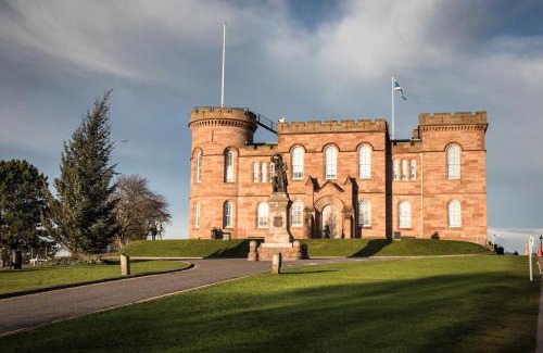 Inverness City Centre Apartment | Bed on the Brae