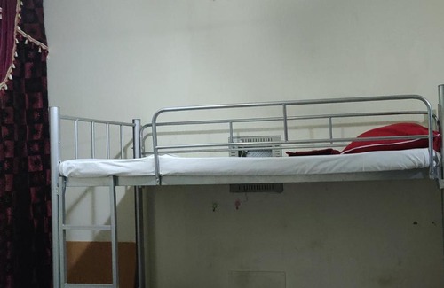 Al Muraqqabat Hostel | Bed Space for females & Couples