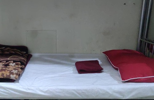 Al Muraqqabat Hostel | Bed Space for females & Couples