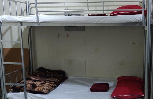 Al Muraqqabat Hostel | Bed Space for females & Couples
