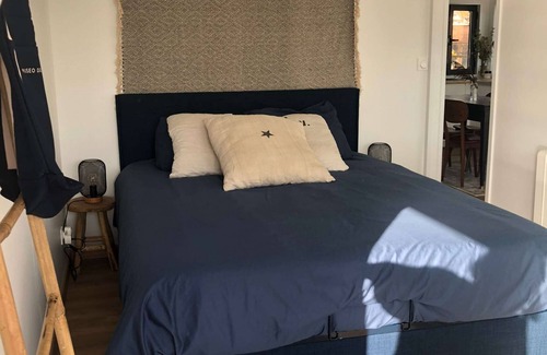 Vaux-sur-Seine Boat Rental | Bedroom with a view on the Seine. 40min from Paris.