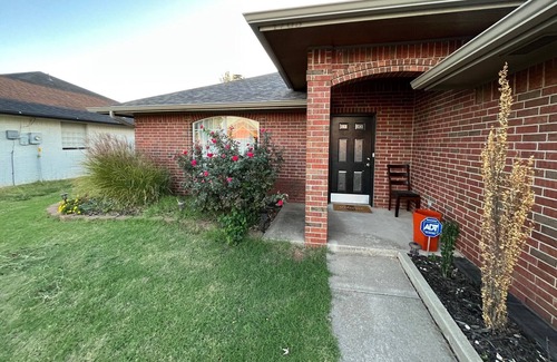 Norman House | Bedrooms Close to Campus - extra space/privacy, driveway parking, laundry, etc.