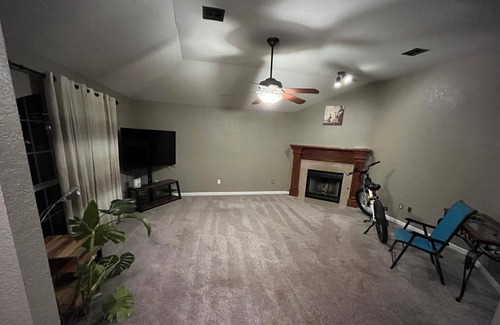 Norman House | Bedrooms Close to Campus - extra space/privacy, driveway parking, laundry, etc.