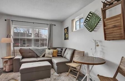 Weston Apartment | Bee & Bee Bungalow - Studio B&B downtown