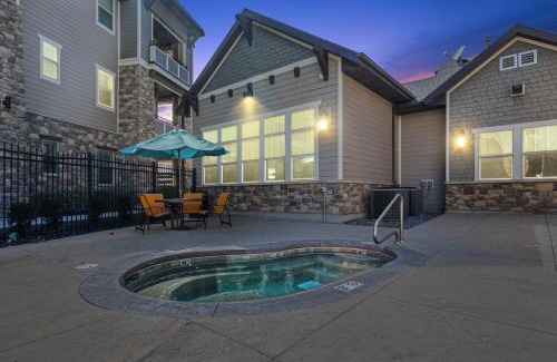 South Jordan Apartment | Bee Chic in SoJo w/hot tub+gym+local ski slopes