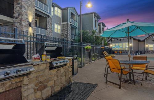 South Jordan Apartment | Bee Chic in SoJo w/hot tub+gym+local ski slopes