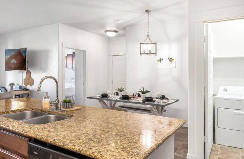 South Jordan Apartment | Bee Chic in SoJo w/hot tub+gym+local ski slopes