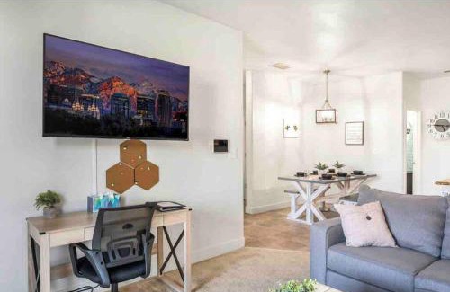 South Jordan Apartment | Bee Chic in SoJo w/hot tub+gym+local ski slopes
