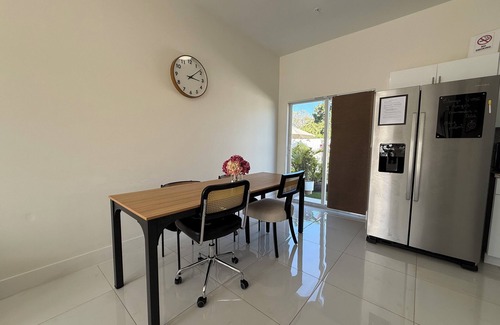 Gladeview House | Bee Our Guest-Free Parking-Private Fence Turf/Patio-Grill-Fire Pit