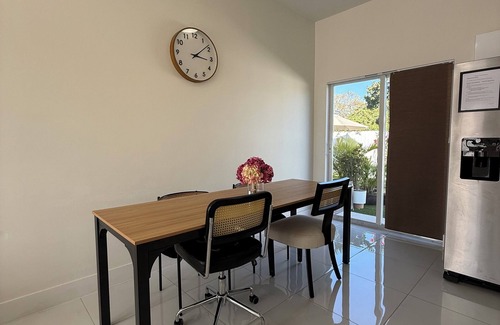 Gladeview House | Bee Our Guest-Free Parking-Private Fence Turf/Patio-Grill-Fire Pit