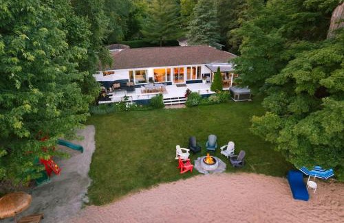 Fenelon Falls House | Bee's Luxury BeachHouse - Hot tub Sauna Playground & Game room