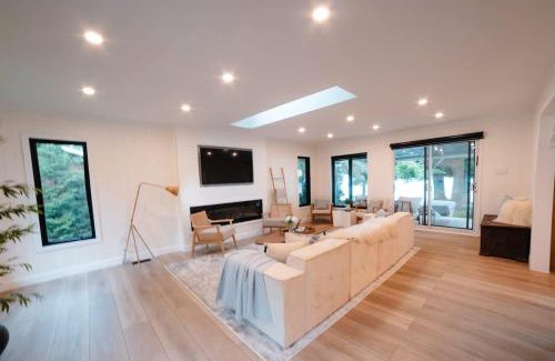 Fenelon Falls House | Bee's Luxury BeachHouse - Hot tub Sauna Playground & Game room