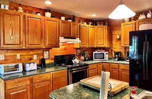 Elk Park Cabin | Beech Mountain Getaway with Hot Tub, 4BR, Sleeps 8, Only 2-Night Min Stay!