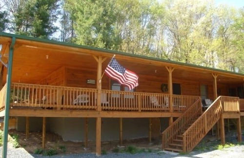 Elk Park Cabin | Beech Mountain Getaway with Hot Tub, 4BR, Sleeps 8, Only 2-Night Min Stay!