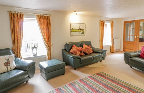 Troon Cottage | BEECH TREE, pet friendly, with hot tub in Troon