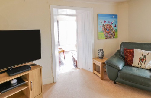 Troon Cottage | BEECH TREE, pet friendly, with hot tub in Troon