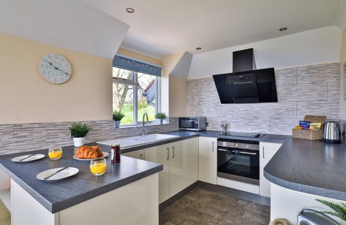 Beer Cottage | BEER VIEW COTTAGE, pet friendly, country holiday cottage in Beer