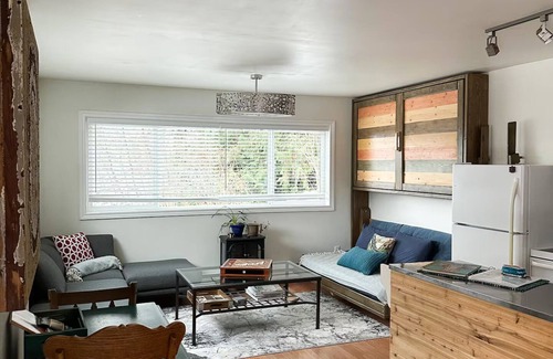 Nelson House | Bees Knees - King Suite, Sauna & Cold Plunge