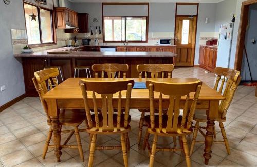Emu Bay House | Bee’s Place - 3 bedroom home on 10 acres of land with distant ocean views