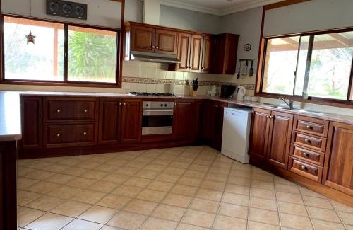 Emu Bay House | Bee’s Place - 3 bedroom home on 10 acres of land with distant ocean views