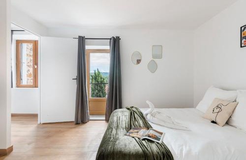 Saint-Just-Saint-Rambert Apartment | Beige Hospitalité - Telli Lumiere et balcon