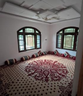 Anantnag District Bed & Breakfast | Beigh Gest home