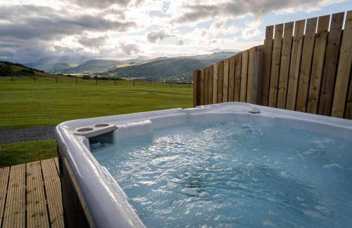Aberfeldy House | Beinn A Ghlo Luxury Glamping Pod with Hot Tub & Pet Friendly at Pitilie Pods