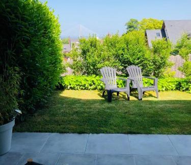 Honfleur Apartment | Bel Air Studios-Terrasse couverte-Jardinet-Vue Pont de Normandie-Parking privé