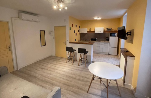 Soubes House | Bel Appartement Bord de Rivière, Piscine