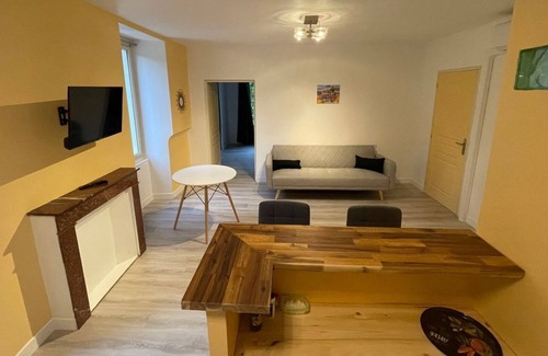 Soubes House | Bel Appartement Bord de Rivière, Piscine