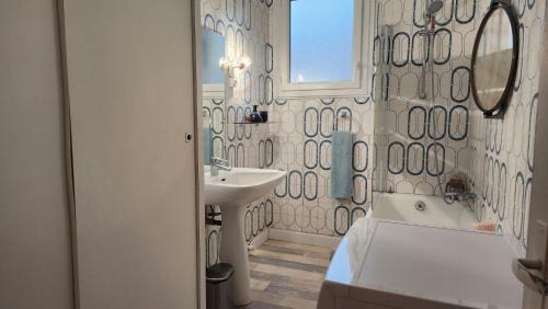 Lisieux Apartment | Bel appartement en centre-ville de Lisieux, 2 chambres, wifi