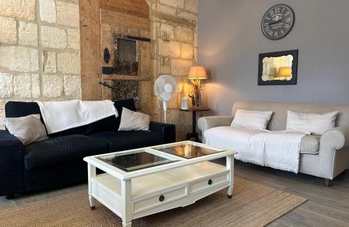 Margaux Apartment | Bel appartement en pierre de 100 m2 avec cour.