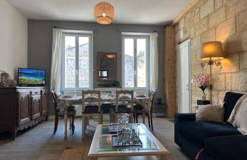 Margaux Apartment | Bel appartement en pierre de 100 m2 avec cour.