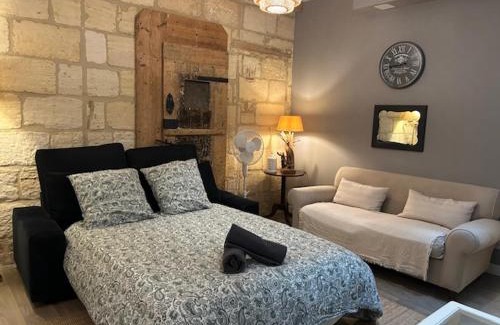 Margaux Apartment | Bel appartement en pierre de 100 m2 avec cour.