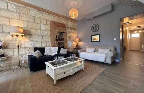 Margaux Apartment | Bel appartement en pierre de 100 m2 avec cour.