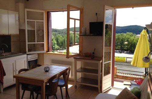 Roquebrun Apartment | Bel appartement, terrasse plein sud, Vieux Village