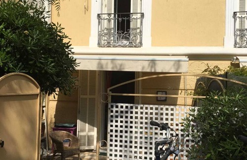 Beaulieu-sur-Mer Apartment | Bel apt Avec Petite Cour et Balcon au 1er, Dans un Fascinant Batiment Liberty