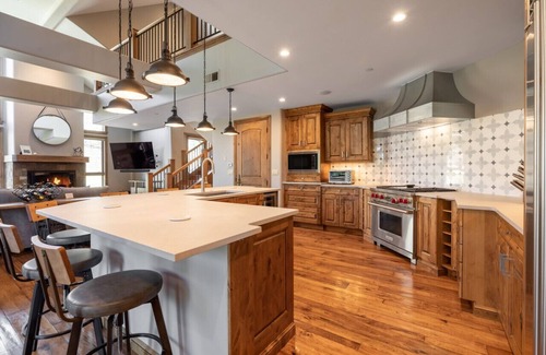 Avon Condo | Bel Lago #7 · Impeccable Lakeside Penthouse - Pool & Hot-Tub, A/C