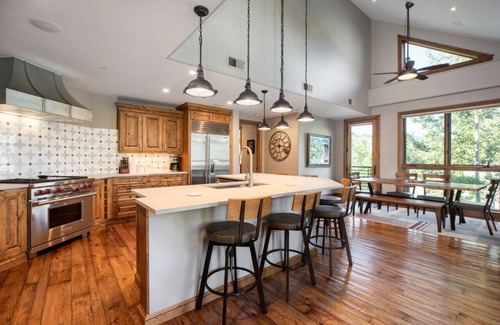Avon Condo | Bel Lago #7 · Impeccable Lakeside Penthouse - Pool & Hot-Tub, A/C