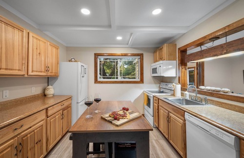 Marble Falls Cottage | Belaire Lake Retreat, Cozy 2BR with Firepit & Kayaks