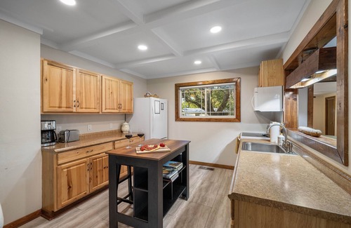 Marble Falls Cottage | Belaire Lake Retreat, Cozy 2BR with Firepit & Kayaks