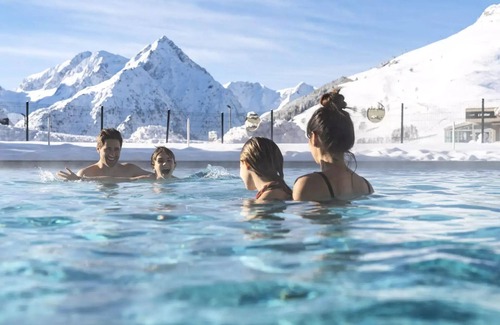 Mont-de-Lans Apartment | Belambra Clubs Les 2 Alpes Les Crestes - All inclusive - Premium Room 2 Adults and 1 Child Room Night View Impregnable