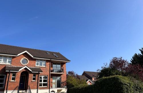 Belfast Apartment | Belfast - Relax & Unwind in Our Skyline Retreat - 3 Bedroom Apartment with Parking
