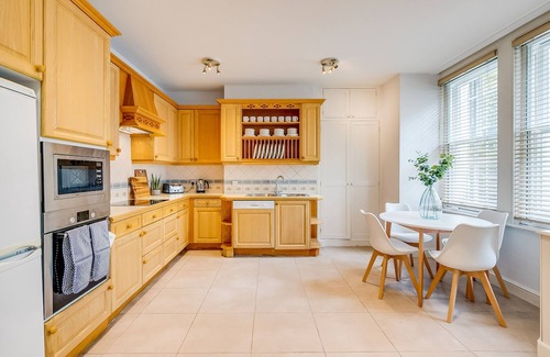 Churchill House | Belgravia - Charming & Spacious 4 Bed Home for 9