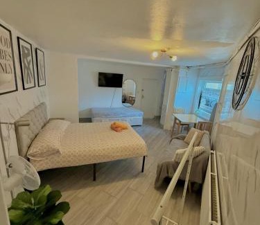 Coldharbour Apartment | Belinda Rd, Comfort