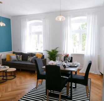 Ludwigsburg Apartment | bella casa - Business&Family - 2 Zimmer direkt neben Schloß, Parkplatz, SmartTV, Netflix, Waschmaschine, 24h Checkin, 71qm, Kingsizebett, Hotelbettwäsche